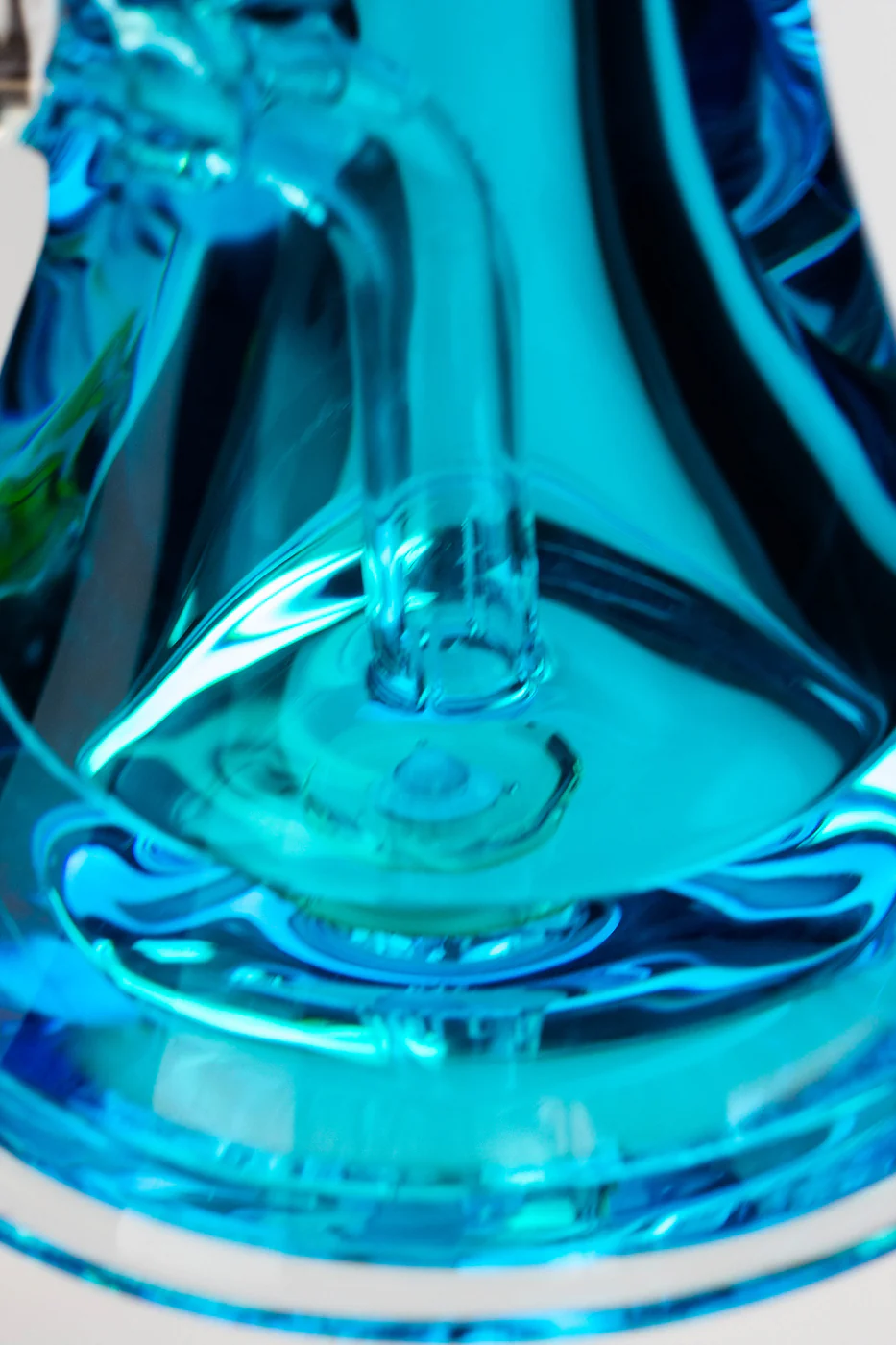 Genie Showerhead Glass Beaker Bong with Liquid Cooling Freezer - Image 12
